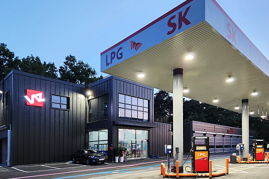 김포IC점 SK LPG 충전소와 우측 실내 개러지 외관